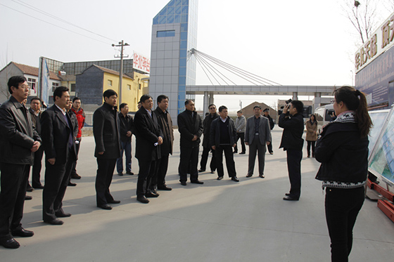 市領(lǐng)導(dǎo)來(lái)我公司蒞臨華北平臺(tái)公司檢查指導(dǎo)升降平臺(tái)生產(chǎn)